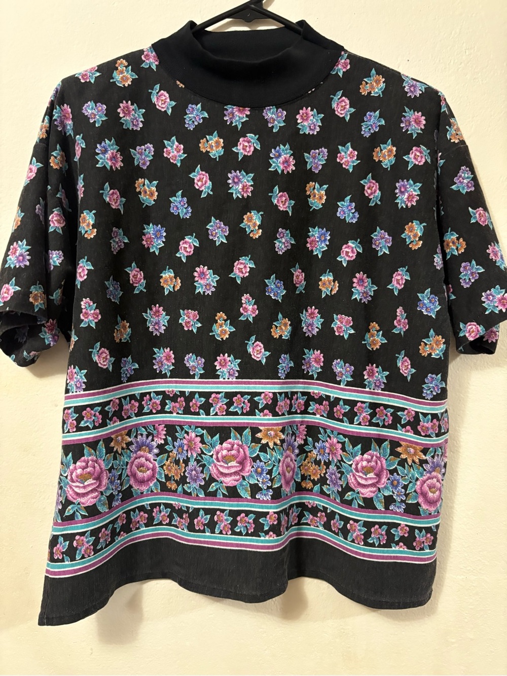 Vintage 90s women’s basic essentials floral tshirt black size large